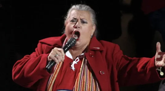 Ginette Reno, qui chante l'hymne national au Centre Bell avant le match du Canadien de Montréal.