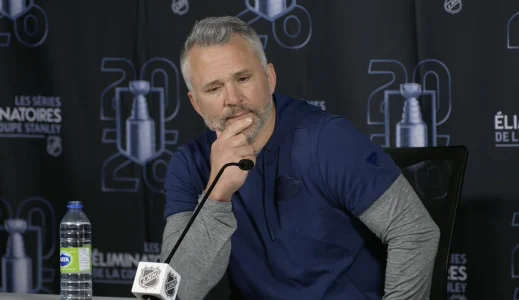 Lentraîneur-chef du Canadien de Montréal, Martin St-Louis, en conférence de presse devant les médias.