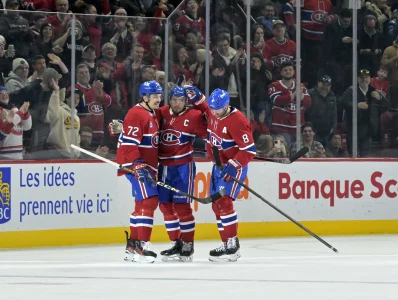 3 mars 2025; Montréal, Québec, Canada; L'attaquant des Canadiens de Montréal, Nick Suzuki (14), célèbre avec ses coéquipiers, les défenseurs Arber Xhekaj (72) et Mike Matheson (8), après avoir marqué un but contre les Sabres de Buffalo en première période au Centre Bell.