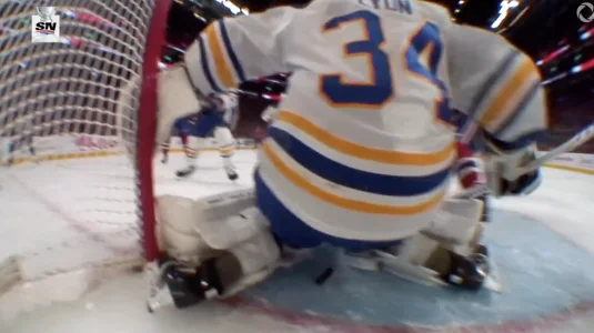 Séquence impliquant Alex Lyon, des Sabres de Buffalo, sur le but refusé à Phillip Danault et aux Canadiens de Montréal.