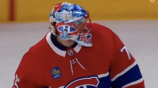 Le gardien du Canadien de Montréal, Jakub Dobes, face aux Sabres de Buffalo en direct du Centre Bell lors du match numéro trois.