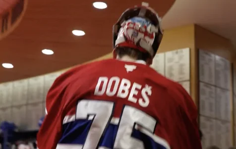 Le gardien du Canadien de Montréal, Jakub Dobes, qui revient au vestiaire des siens après son étoile du match et après la victoire au Centre Bell contre les Sabres de Buffalo.