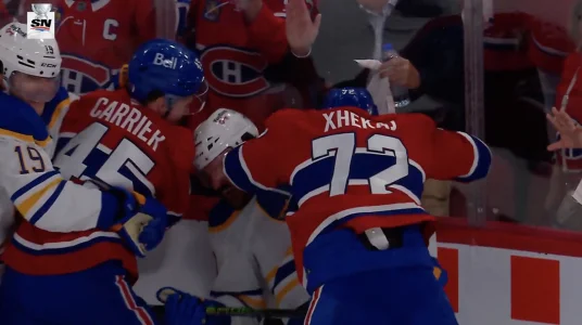 Séquence en fin de match au Centre Bell, entre le Canadien de Montréal et les Sabres de Buffalo, impliquant notamment Arber Xhekaj.