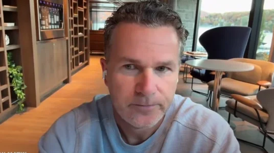 Le journaliste de TVA Sports, Renaud Lavoie, en direct à la télévision.