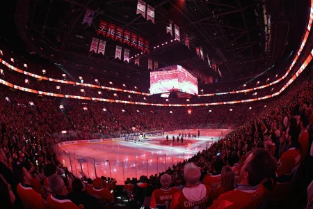 24 avril 2026 ; Montréal, Québec, Canada ; Vue générale pendant lhymne national lors du troisième match du premier tour des séries éliminatoires de la Coupe Stanley 2026 opposant le Lightning de Tampa Bay aux Canadiens de Montréal au Centre Bell.