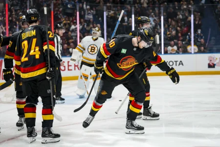 Major Bruins trade scenario emerges for Elias Pettersson