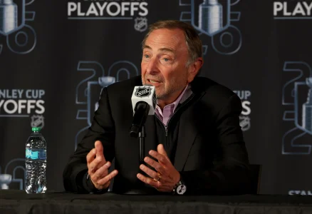 Gary Bettman et la LNH confirment l'annonce que tout le monde attendait concernant l'horaire