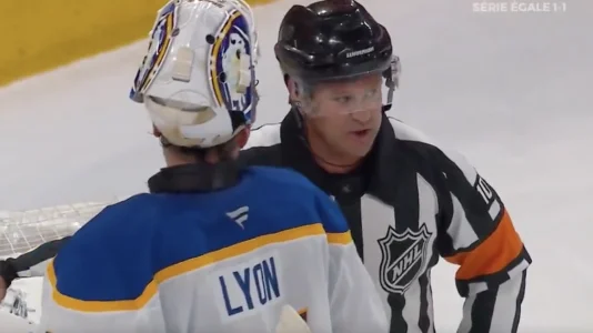 Larbitre Kyle Rehman en discussion avec le gardien des Sabres de Buffalo, Alex Lyon, contre le Canadien de Montréal.
