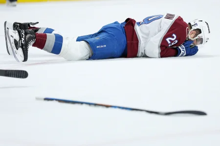 Nathan MacKinnon leaves Avalanche shaken after scary puck to the face