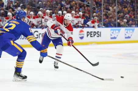 6 mai 2026 ; Buffalo, New York, États-Unis ; lailier gauche des Sabres de Buffalo, Jordan Greenway (12), tente de bloquer une passe de lailier gauche des Canadiens de Montréal, Alexandre Texier (85), durant la première période du premier match du deuxième tour des séries éliminatoires de la Coupe Stanley 2026 au KeyBank Center.