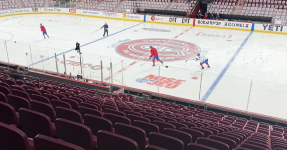 Entraînement du Canadien de Montréal, en direct du Centre Bell, avec David Reinbacher, Adam Engstrom, Florian Xhekaj et Owen Beck.