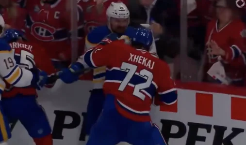 Arber Xhekaj, du Canadien de Montréal, et Sam Carrick, des Sabres de Buffalo, en plein match des séries éliminatoires au Centre Bell.