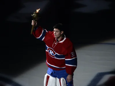 15 octobre 2015; Montréal (Québec), Canada; Carey Price (31), gardien de but des Canadiens de Montréal, porte la flamme lors de la cérémonie précédant le match contre les Rangers de New York au Centre Bell.