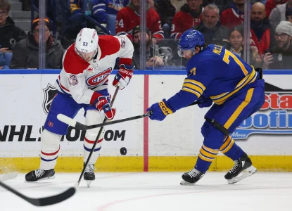 31 janvier 2026 ; Buffalo, New York, États-Unis ; le défenseur des Canadiens de Montréal, Noah Dobson (53), et le centre des Sabres de Buffalo, Ryan McLeod (71), se disputent une rondelle libre durant la troisième période au KeyBank Center.
