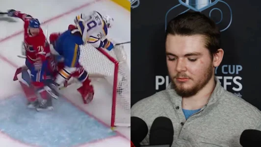 Lattaquant des Sabres de Buffalo, Beck Malenstyn, qui entre en contact avec le gardien du Canadien de Montréal, Jakub Dobes, et lattaquant des Sabres Zach Benson, en conférence de presse devant les médias.