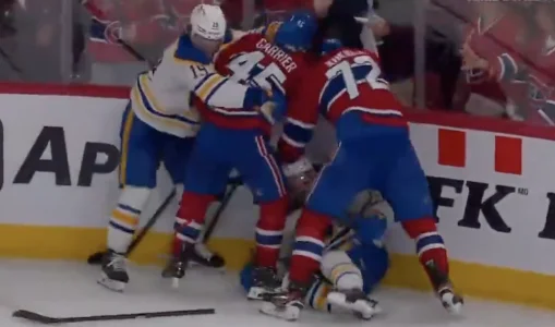 Arber Xhekaj a passé le KO à Sam Carrick à la fin du match numéro trois entre le Canadien de Montréal et les Sabres de Buffalo. Arber Xhekaj a passé le KO à Sam Carrick à la fin du match numéro trois entre le Canadien de Montréal et les Sabres de Buffalo.