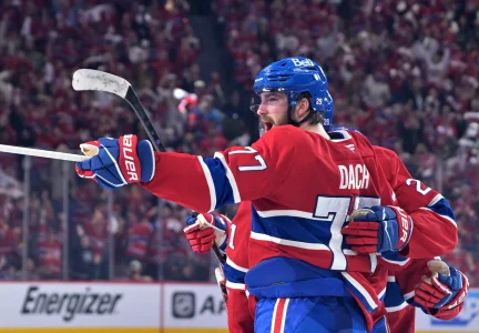 10 mai 2026 ; Montréal, Québec, Canada ; Lattaquant des Canadiens de Montréal Kirby Dach (77) célèbre avec ses coéquipiers après avoir marqué un but contre les Sabres de Buffalo au cours de la troisième période du troisième match du deuxième tour des séries éliminatoires de la Coupe Stanley 2026 au Centre Bell