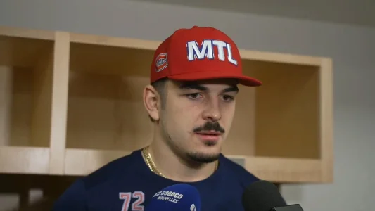 Le défenseur du Canadien de Montréal, Arber Xhekaj, en conférence de presse daprès-match.