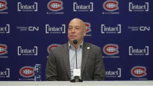 Le directeur général du Canadien de Montréal, Kent Hughes, en conférence de presse devant les médias.