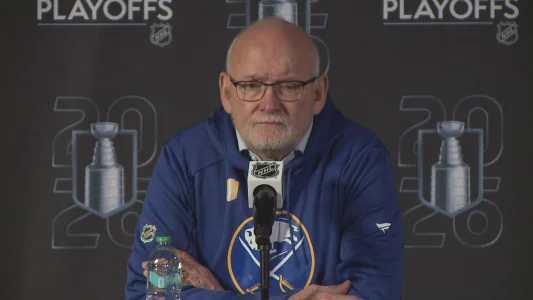 Lentraîneur-chef des Sabres de Buffalo, Lindy Ruff, en conférence de presse après avoir affronté le Canadien de Montréal au Centre Bell.