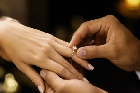 Un animateur qu&eacute;b&eacute;cois demande de nouveau sa conjointe en mariage et surprend ses fans