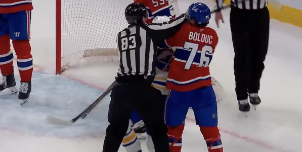 Lattaquant du Canadien de Montréal, Zachary Bolduc, et lattaquant des Sabres de Buffalo, Peyton Krebs, dans une mêlée pendant le match au Centre Bell.