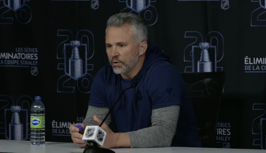 Lentraîneur-chef du Canadien de Montréal, Martin St-Louis, en point de presse devant les médias.