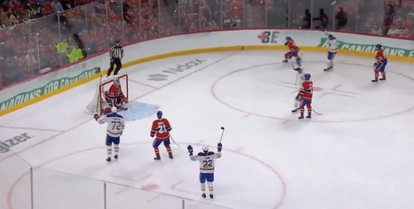 Le gardien du Canadien de Montréal, Jakub Dobes, qui vient de se faire compter un but chanceux par Tage Thompson, des Sabres de Buffalo, en direct du Centre Bell lors du match numéro quatre.