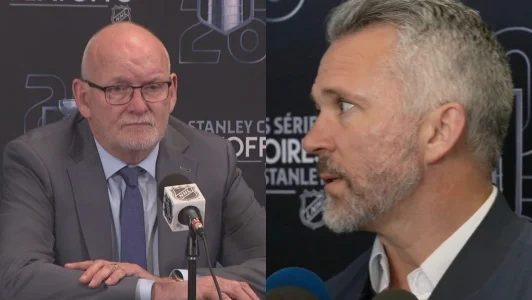 Lentraîneur-chef des Sabres de Buffalo, Lindy Ruff, et celui du Canadien de Montréal, Martin St-Louis, pendant les séries éliminatoires au Centre Bell.