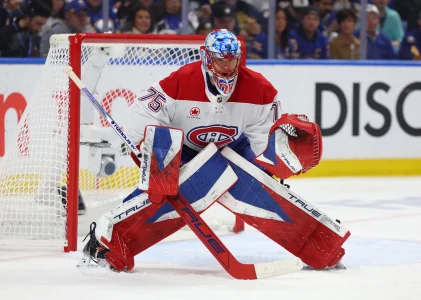 6 mai 2026 ; Buffalo, New York, États-Unis ; Le gardien des Canadiens de Montréal, Jakub Dobes (75), cherche la rondelle au cours de la deuxième période du match contre les Sabres de Buffalo, lors du premier match du deuxième tour des séries éliminatoires de la Coupe Stanley 2026 au KeyBank Center