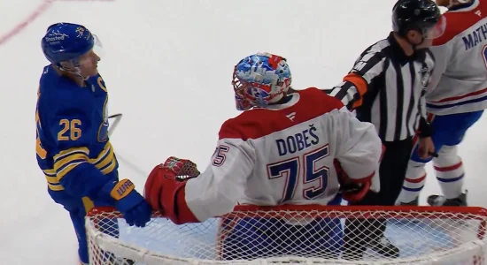Le gardien du Canadien de Montréal, Jakub Dobes, en discussion avec le défenseur des Sabres de Buffalo, Rasmus Dahlin.