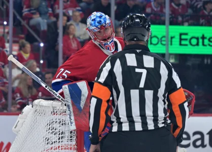 10 mai 2026; Montréal, Québec, Canada; Le gardien des Canadiens de Montréal, Jakub Dobes (75), discute avec l'arbitre Garrett Rank (7) durant la deuxième période du troisième match de la deuxième ronde des séries éliminatoires de la Coupe Stanley 2026 contre les Sabres de Buffalo, au Centre Bell.