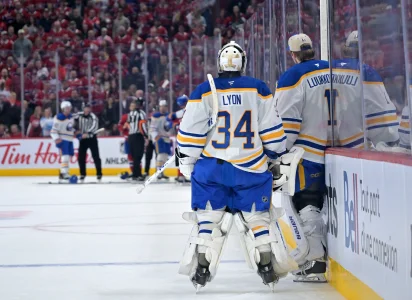 10 mai 2026; Montréal, Québec, Canada; Le gardien des Sabres de Buffalo, Alex Lyon (34), et son coéquipier, le gardien Ukko-Pekka Luukkonen (1), observent les bousculades survenues après la première période du troisième match de la deuxième ronde des séries éliminatoires de la Coupe Stanley 2026 au Centre Bell.