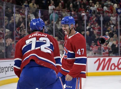 22 novembre 2025; Montréal, Québec, Canada; Le défenseur des Canadiens de Montréal, Arber Xhekaj (72), et son coéquipier, le défenseur Jayden Struble (47), célèbrent la victoire contre les Maple Leafs de Toronto au Centre Bell.