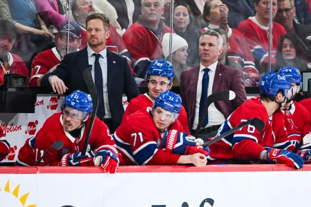 21 mars 2026; Montréal, Québec, Canada; Martin St-Louis, entraîneur-chef des Canadiens de Montréal, suit le jeu depuis le banc contre les Islanders de New York durant la troisième période au Centre Bell.