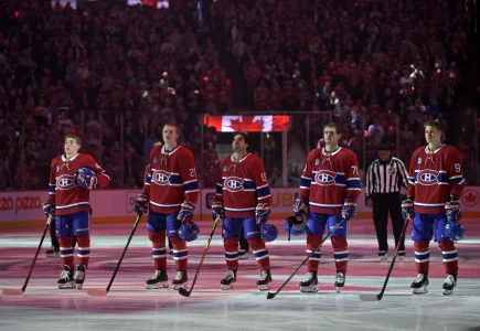 25 avril 2025; Montréal, Québec, Canada; Les Canadiens de Montréal pendant lhymne national lors du troisième match de la première ronde des séries éliminatoires de la Coupe Stanley 2025 contre les Capitals de Washington au Centre Bell.