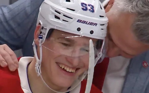 L'entraîneur-chef du Canadien de Montréal, Martin St-Louis, et son attaquant Ivan Demidov au banc de l'équipe contre les Sabres de Buffalo.