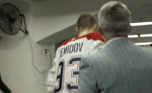 Lentraîneur-chef du Canadien de Montréal, Martin St-Louis, et le jeune Ivan Demidov, dans le vestiaire après la victoire contre les Sabres de Buffalo.