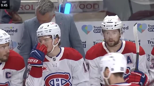 Lentraîneur-chef du Canadien de Montréal, Martin St-Louis, au banc des siens contre les Sabres de Buffalo.