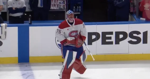 Jakub Dobes près du banc du Canadien de Montréal, avant le duel contre les Sabres de Buffalo.