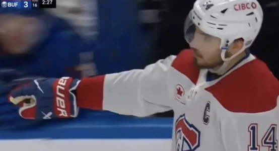 Nick Suzuki face aux Sabres de Buffalo lors du match numéro 5 gagné par le Canadien de Montréal.