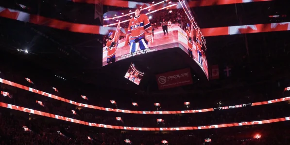 24 mars 2026 ; Montréal, Québec, Canada ; joueurs des Hurricanes de la Caroline et des Canadiens de Montréal pendant lhymne national au Centre Bell.