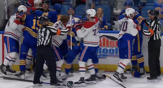 Séquence en fin de match, entre le Canadien de Montréal et les Sabres de Buffalo.