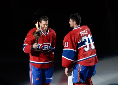 16 octobre 2014; Montréal, Québec, Canada; Lattaquant des Canadiens de Montréal, Brandon Prust (8), porte la flamme olympique, et le gardien Carey Price (31) lors de la cérémonie dintroduction avant le match contre les Bruins de Boston au Centre Bell. Les Canadiens ont gagné 6-4.