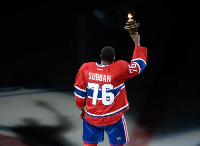 16 octobre 2014; Montréal, Québec, Canada; Le défenseur des Canadiens de Montréal, P.K. Subban (76), brandit la flamme lors de la cérémonie dintroduction avant le match contre les Bruins de Boston au Centre Bell. Les Canadiens ont gagné 6-4.