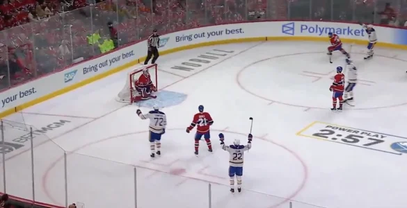 But chanceux compté par Tage Thompson, des Sabres de Buffalo, contre Jakub Dobes et le Canadien de Montréal lors du match numéro 4 des séries éliminatoires de la LNH.