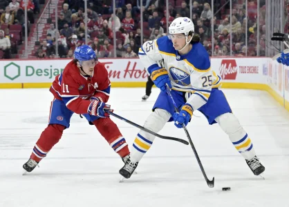 4 janvier 2024; Montréal, Québec, Canada; le défenseur des Sabres de Buffalo, Owen Power (25), contrôle la rondelle tandis que lattaquant des Canadiens de Montréal, Brendan Gallagher (11), défend durant la première période au Centre Bell.