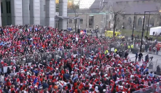 Scène à lextérieur du Centre Bell, pendant le match entre le Canadien de Montréal et les Sabres de Buffalo.