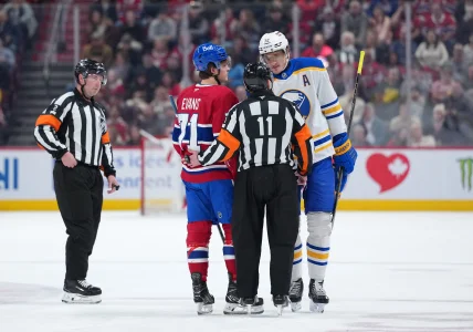 22 janvier 2026; Montréal, Québec, Canada; Lattaquant des Canadiens de Montréal, Jake Evans (71), discute avec lattaquant des Sabres de Buffalo, Tage Thompson (72), larbitre John McIsaac (2) et larbitre Kelly Sutherland (11) durant la première période au Centre Bell.