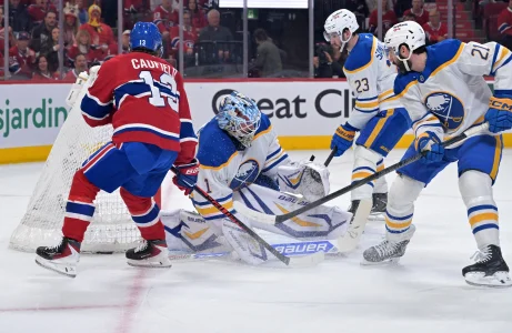 12 mai 2026 ; Montréal, Québec, Canada ; Lattaquant des Canadiens de Montréal Cole Caufield (13) marque un but face au gardien des Sabres de Buffalo Ukko-Pekka Luukkonen (1) au cours de la première période du quatrième match du deuxième tour des séries éliminatoires de la Coupe Stanley 2026 au Centre Bell